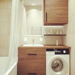Dans la salle de bain, la chaudière est dissimulée dans le placard au-dessus de la machine à laver.