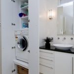 Salle de bain avec machine à laver intégrée à l'intérieur
