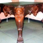 Table basse sculptée en option