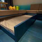 Sortez le lit du canapé sur le podium