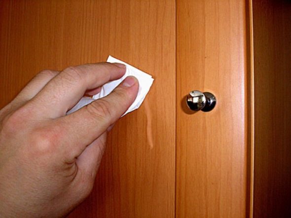Nous enlevons les taches sur les meubles en MDF et en aggloméré