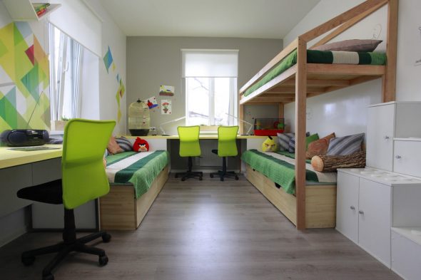 Chambre d'enfants lumineuse pour trois garçons