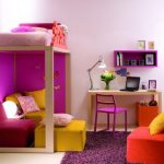 Couleurs vives dans la chambre d'une adolescente