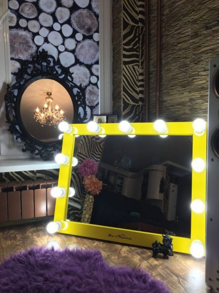 Cadre lumineux sur le miroir de maquillage
