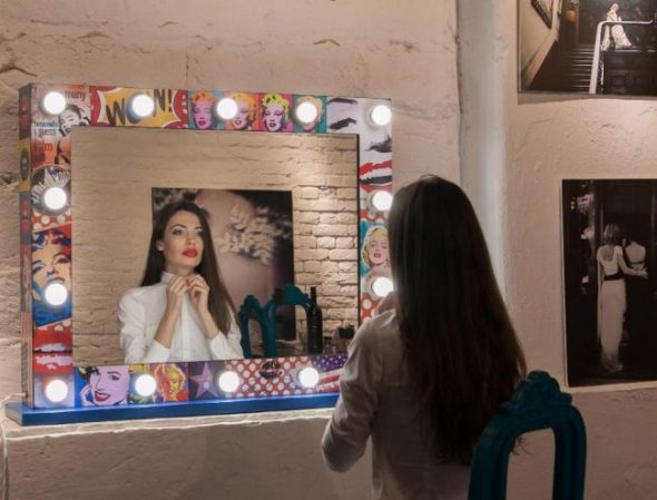 Miroir avec éclairage frontal