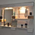 Miroir avec des lumières et des étagères pour les bijoux des femmes