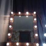 Miroir en bois avec lumière