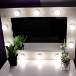 Miroir en bois avec lumière