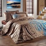 Couverture en satin sur un lit avec un imprimé magique brillant