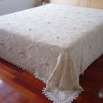 Couverture blanche ajourée sur le lit