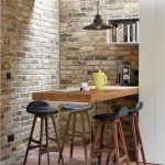 Comptoir de bar au mur de briques