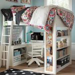 Lit superposé en bois blanc avec bureau