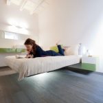 Lit blanc avec éclairage et fixations invisibles