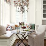 Cuisine blanche avec de beaux textiles