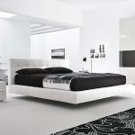 Chambre blanche avec lit montant