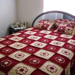 Motifs blancs et rouges pour couvre-lit