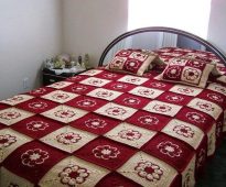 Motifs blancs et rouges pour couvre-lit
