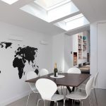 Carte du monde en noir et blanc à la table du dîner