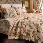 Textiles floraux à l'intérieur de la chambre