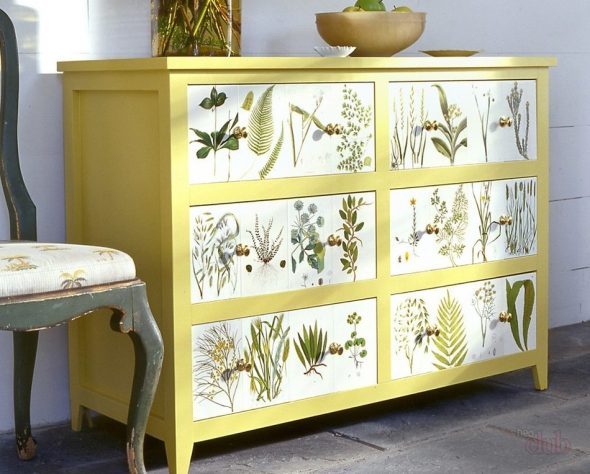 Commode jaune avec des éléments de découpage