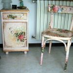 Chaises de découpage et tables de chevet dans le même style