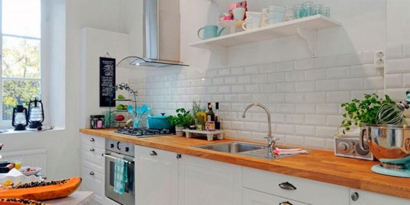 Comptoir en bois dans la cuisine blanche comme neige