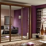 Armoire en bois avec trois portes en miroir