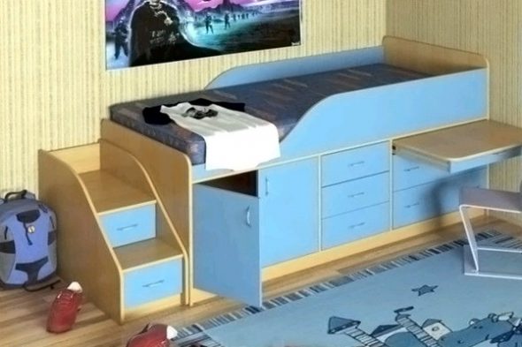 Lit bébé avec commode pour le rangement