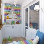 Armoire pour enfants avec une aire de jeux sur le balcon