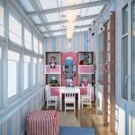 Armoire pour enfants avec miroir et coin sportif sur la loggia