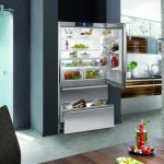 La porte du meuble, si vous le souhaitez, peut être combinée avec la porte du réfrigérateur