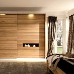 Armoire à deux portes avec niche ouverte