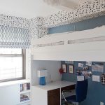 Un lit superposé avec un bureau est conçu pour une petite pièce.