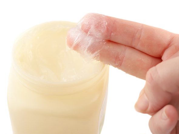Após a limpeza, aplique um creme espesso, vaselina ou óleo na superfície