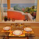 L'illusion de dîner sur la terrasse à l'aide d'une décoration murale