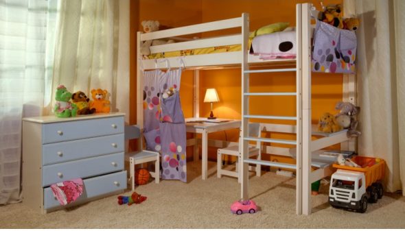 Un ensemble de meubles pour enfants de pin