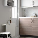 Cuisine moderne compacte avec une table pliante