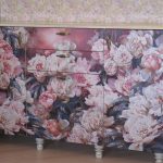 Belle commode à fleurs utilisant la technique de découpage