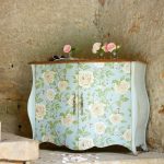 Belle commode avec papier peint