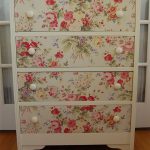 Belle commode lumineuse avec des accents lumineux
