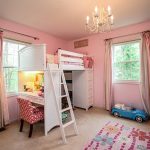 Le lit mezzanine est combiné avec un bureau et une mini-armoire.