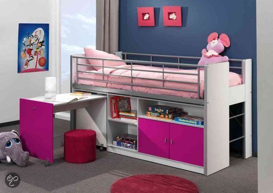 Lit grenier dans la chambre de la fille