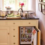 Mini frigo dans une petite cuisine