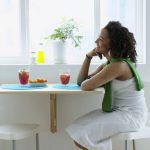 Dans les petites cuisines, des tables pliantes sont utilisées à la place des tables habituelles.