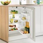 Petite cuisine avec un petit frigo sous le comptoir
