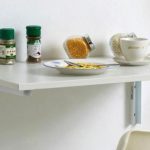 Petite table blanche dans la cuisine
