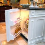 Petit frigo caché sous la table