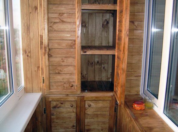 Armoire en bois sur le balcon