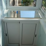 Armoire basse à portes coulissantes