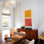 Table à manger au milieu de la pièce